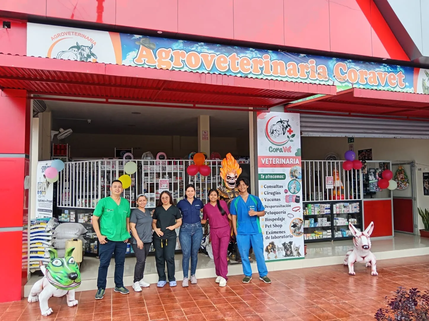 Equipo CoraVet en la entrada de la tienda